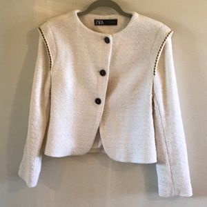 Zara textured crop jacket with trim and wood buttons. Worn a couple of times.